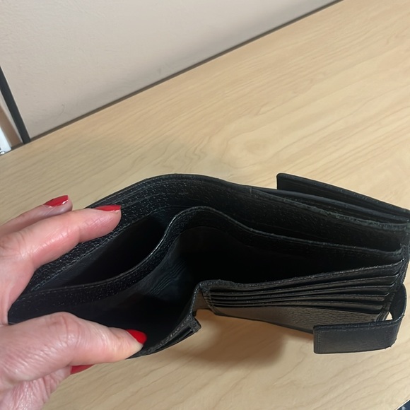 Gucci black trifold wallet in good condition - Picture 8 of 16